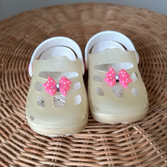 Free with purchase white and pink toddler clogs - Picture 2 of 4